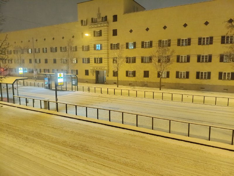 ❄️ Аугсбург засыпало снегом! 🇩🇪Сегодня наш город превратился в настоящую зимнюю сказку, но вместе с красотой пришли и опасности....
