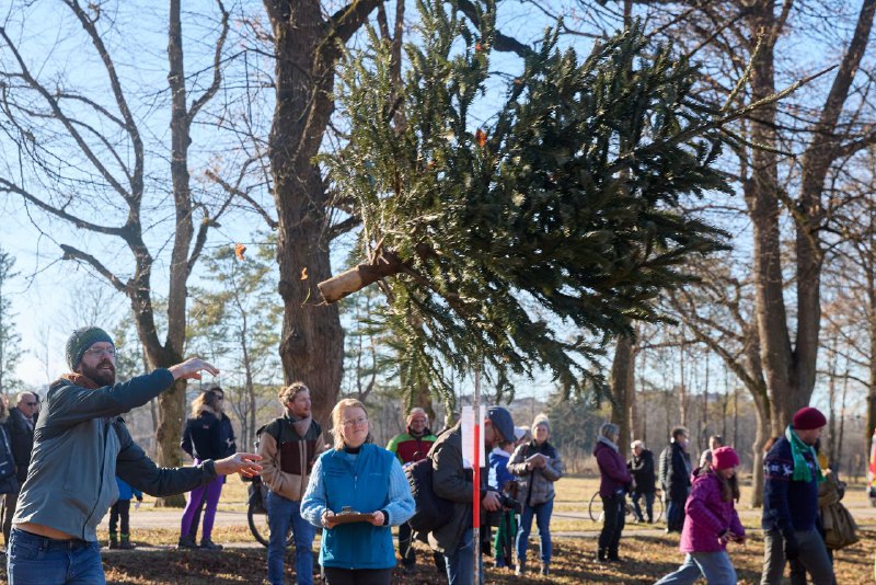 🎄💪 Прощание с ёлкой по-спортивному: в Аугсбурге пройдёт конкурс по метанию рождественских деревьевВ это воскресенье Аугсбург вно...