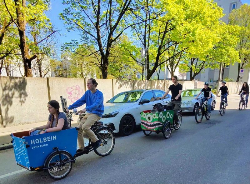 🚲 В Аугсбурге заметили необычный велокараван!